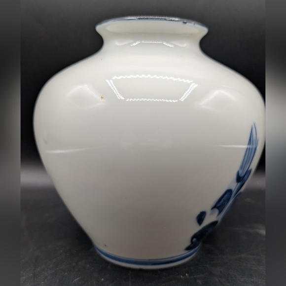 Vintage Japanese Blue & White Hand Painted Floral Tobe Vase, Black Rim - Picture 4 of 12